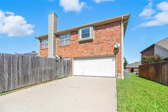 $440,000 | 1432 Stone Canyon Way, Lewisville, TX 75067