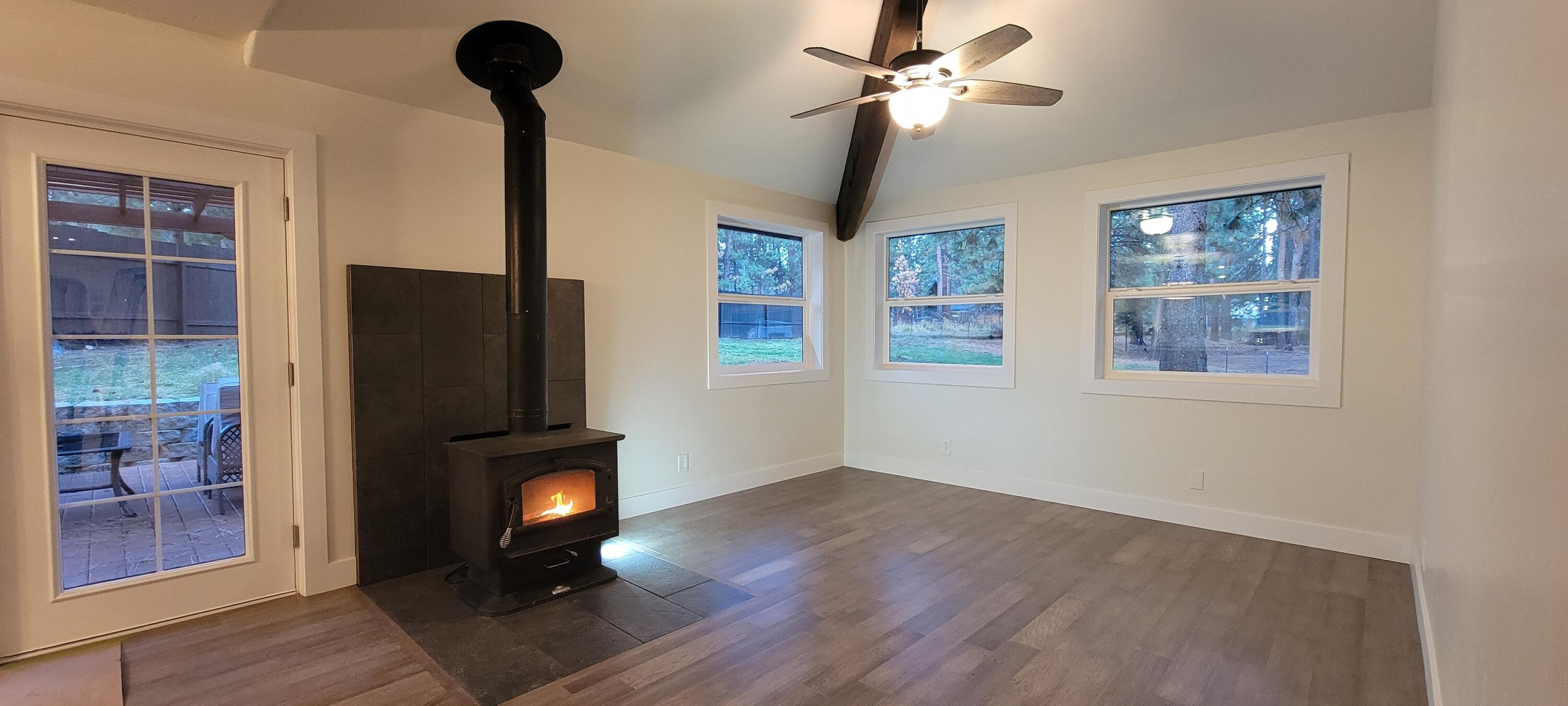 19263 Indian Summer Road Bend, OR 97702 - Photo 15 of 32 Living Room with Vaulted Ceiling