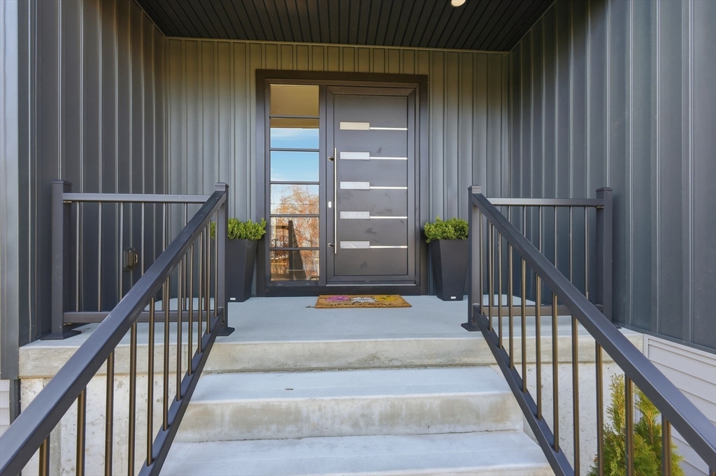 287 Whitney Avenue Holyoke, MA 01040 - Photo 3 of 40