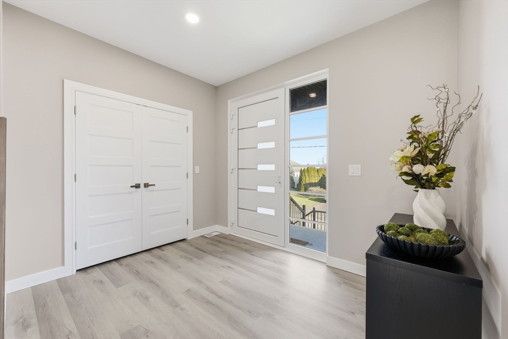 287 Whitney Avenue Holyoke, MA 01040 - Photo 4 of 40