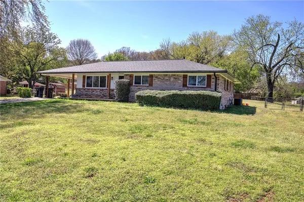 a view of a yard in front of a house