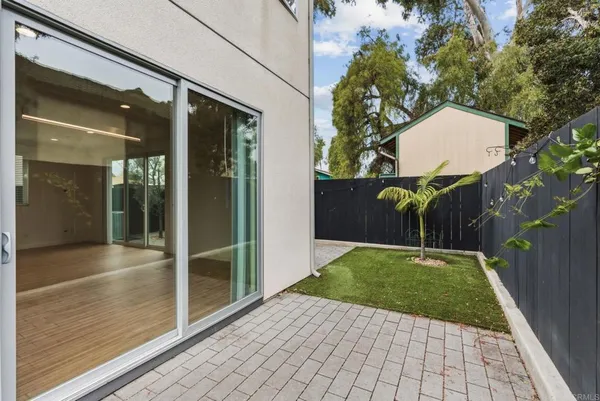 a view of backyard with tub