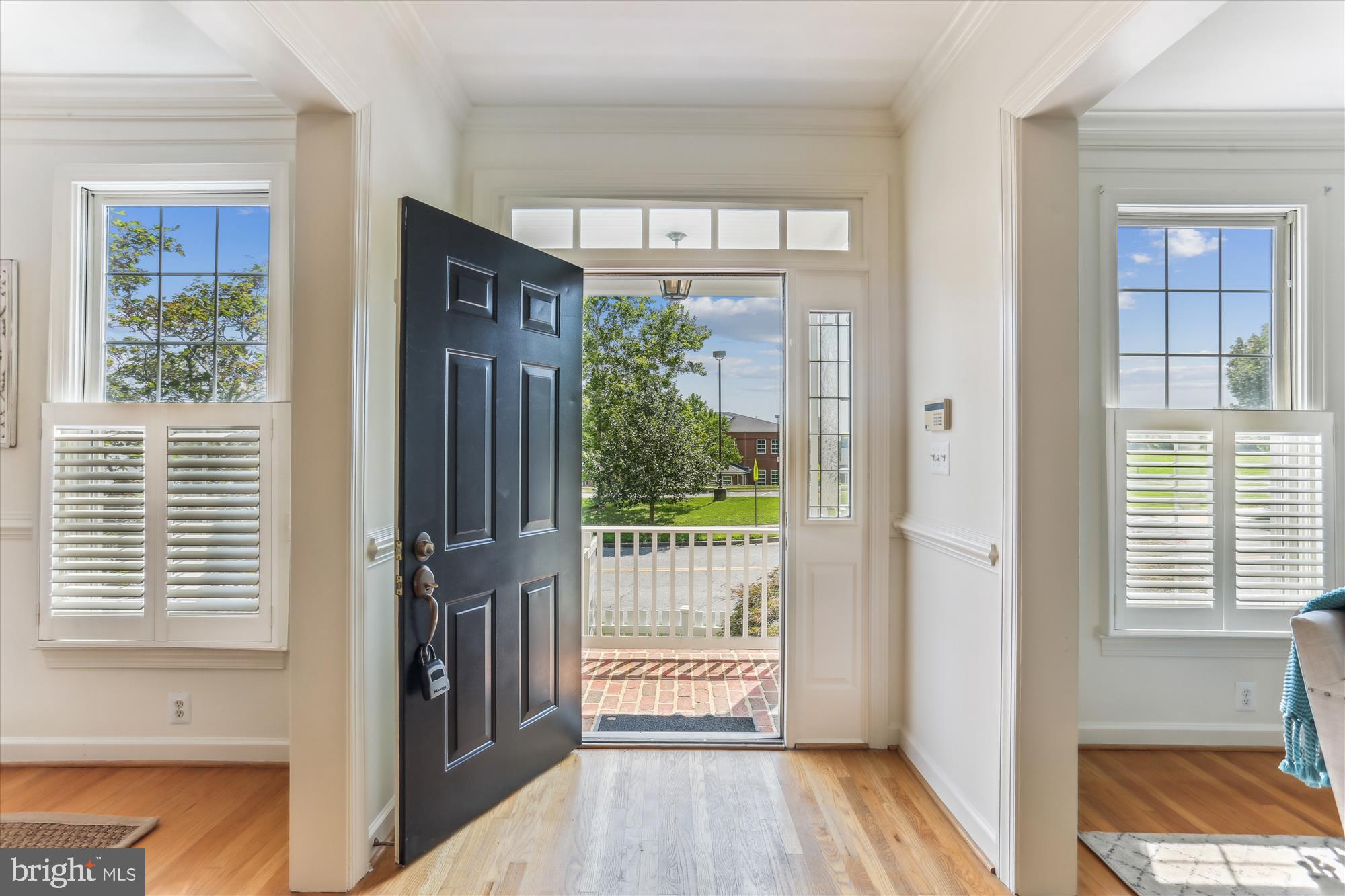 403 Kent Oaks Way Gaithersburg, MD 20878 - Photo 2 of 76 Lovely light-filled entry