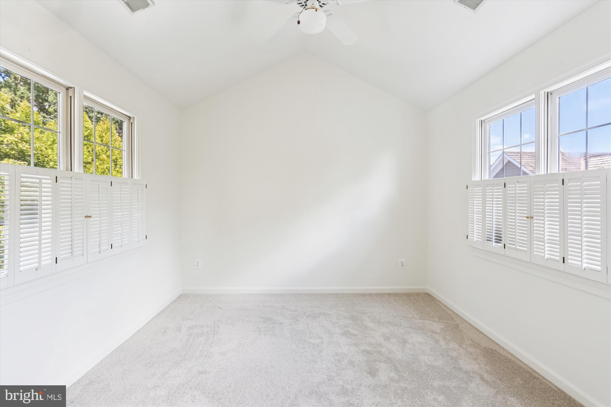 403 Kent Oaks Way Gaithersburg, MD 20878 - Photo 33 of 76 an empty room with windows