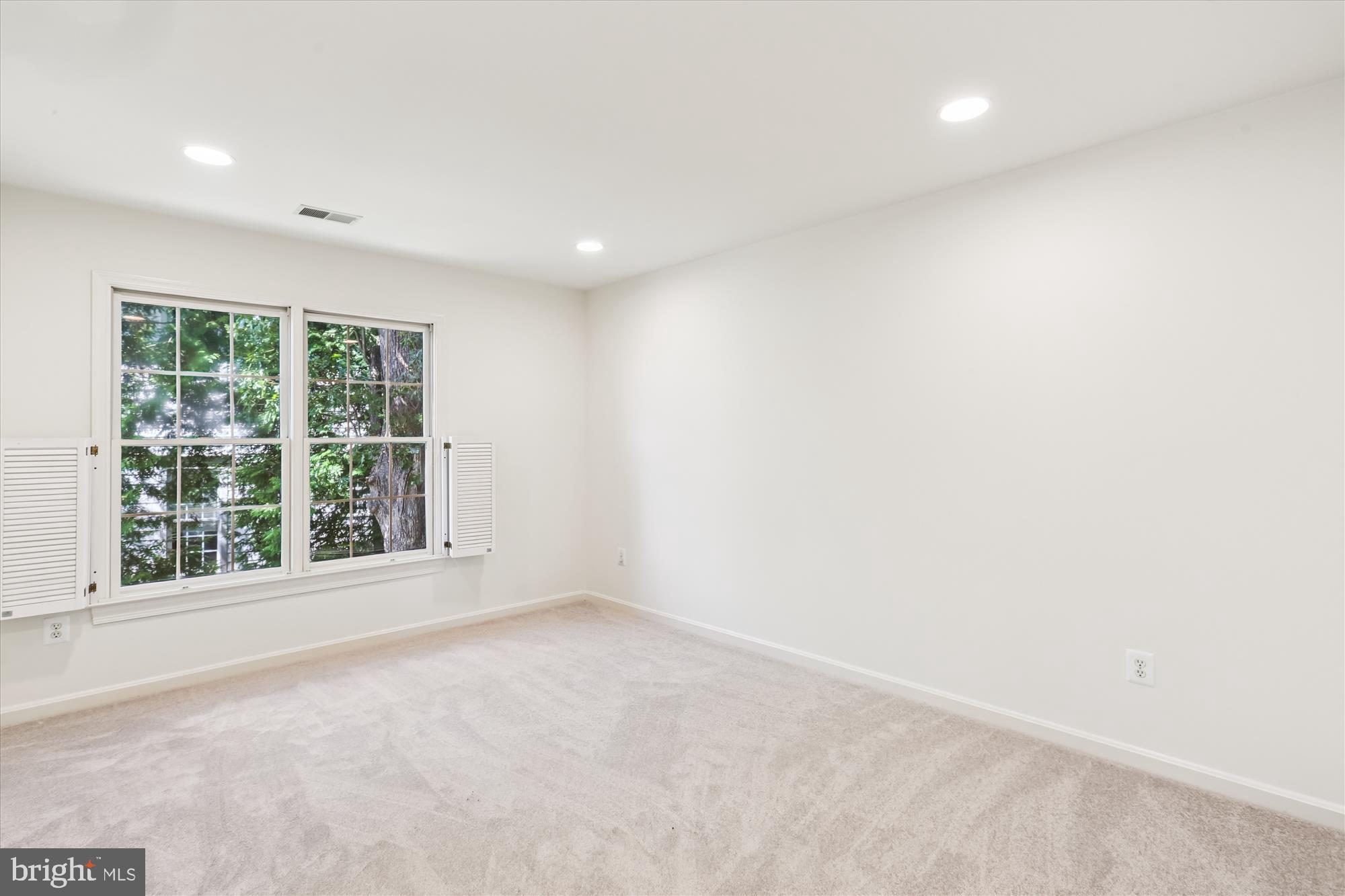 403 Kent Oaks Way Gaithersburg, MD 20878 - Photo 42 of 76 an empty room with a window