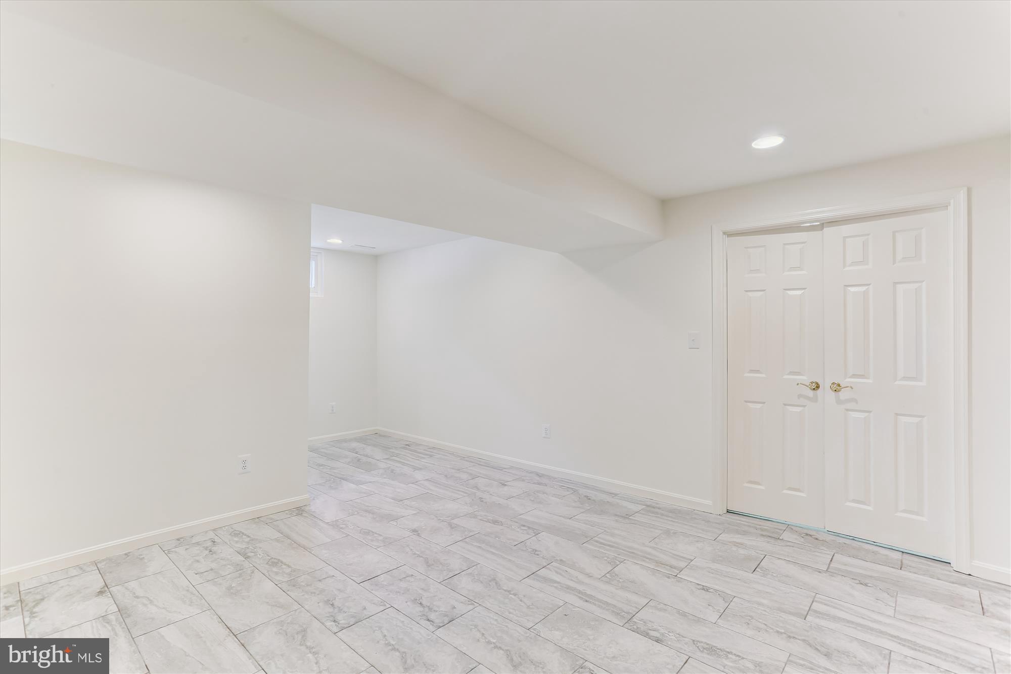 403 Kent Oaks Way Gaithersburg, MD 20878 - Photo 50 of 76 a view of an empty room