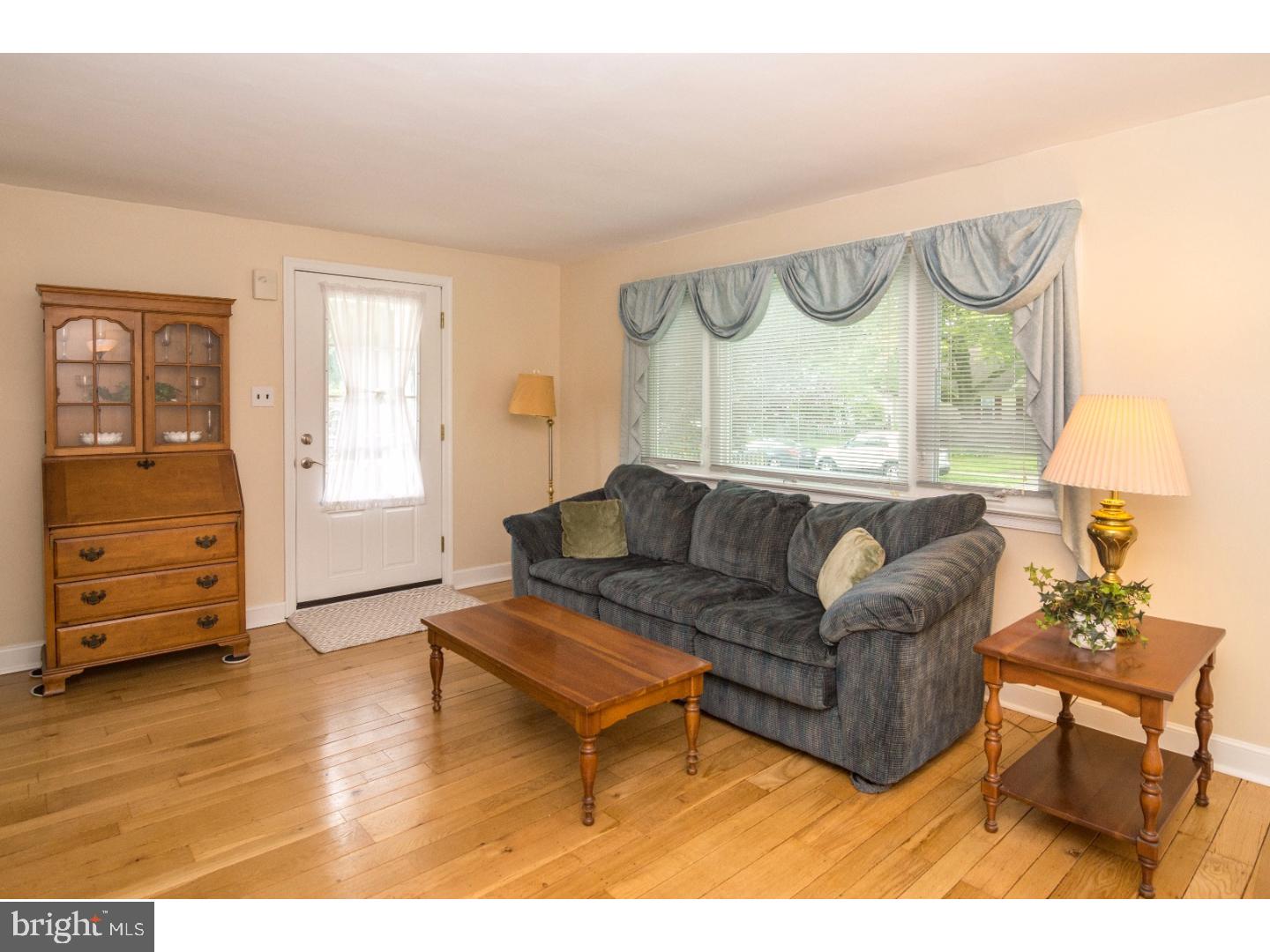 231 Overlook Road Ambler, PA 19002 - Photo 4 of 25 Living Room