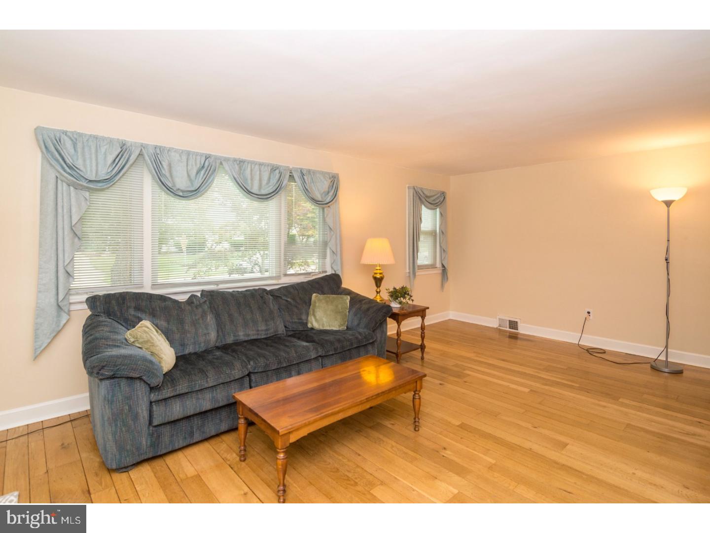 231 Overlook Road Ambler, PA 19002 - Photo 5 of 25 Living Room