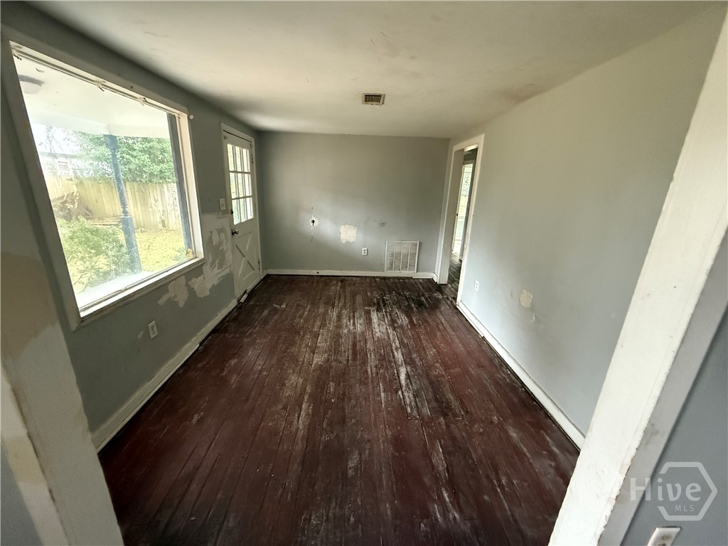 316 Edgewater Road Savannah, GA 31406 - Photo 7 of 13 Living area of house 314.