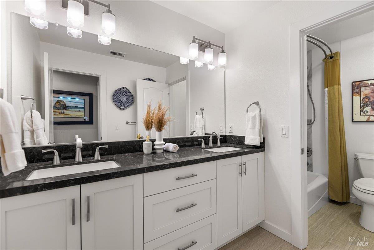 434 Alexander Valley Road Healdsburg, CA 95448 - Photo 45 of 74 Upstairs guest bathroom