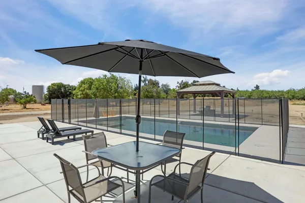 a view of a backyard
