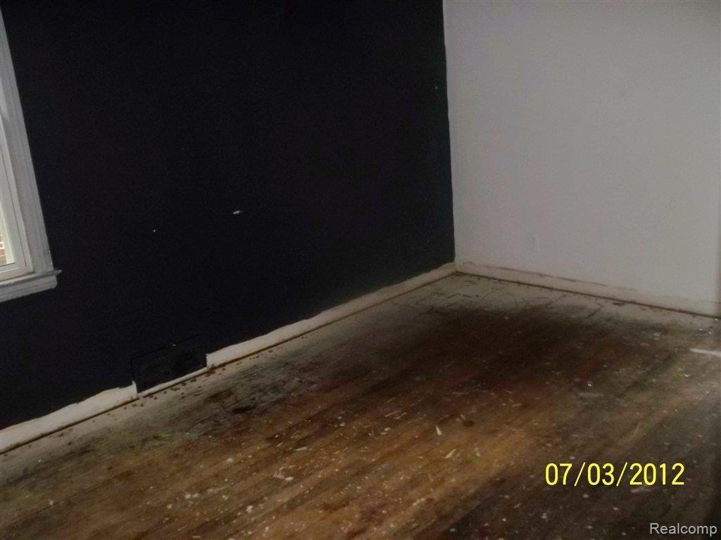 14868 Rutherford Street Detroit, MI 48227 - Photo 4 of 12 100_2189.JPG