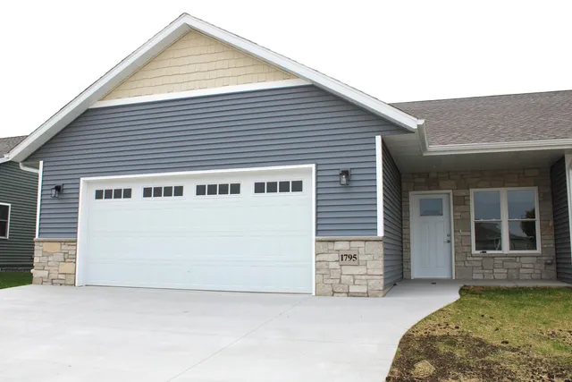 $379,400 | 1795 Edgewood Road, Unit 13, Kewaskum, WI 53040