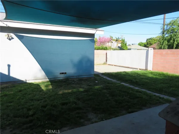 a view of backyard with garden