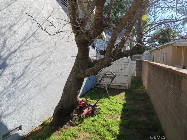 a view of a house with a backyard