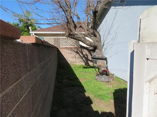 a view of a house with a backyard