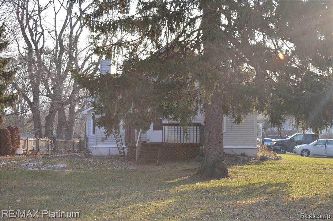 915 Brighton Lake Road Brighton, MI 48116 - Photo 3 of 14 DSC_0542.JPG