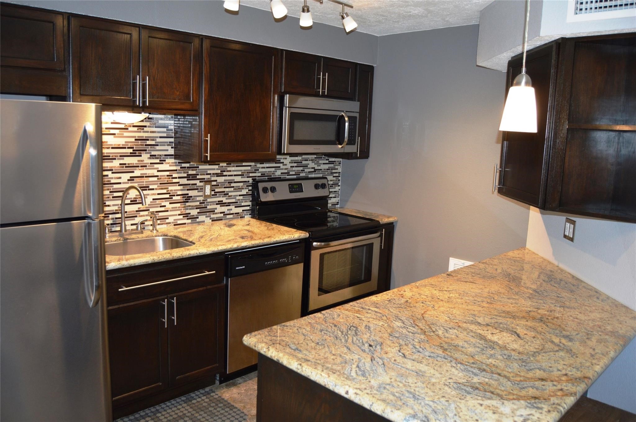 103 Elizabeth Street Cleveland, TX 77327 - Photo 4 of 9 Gallery Image 4