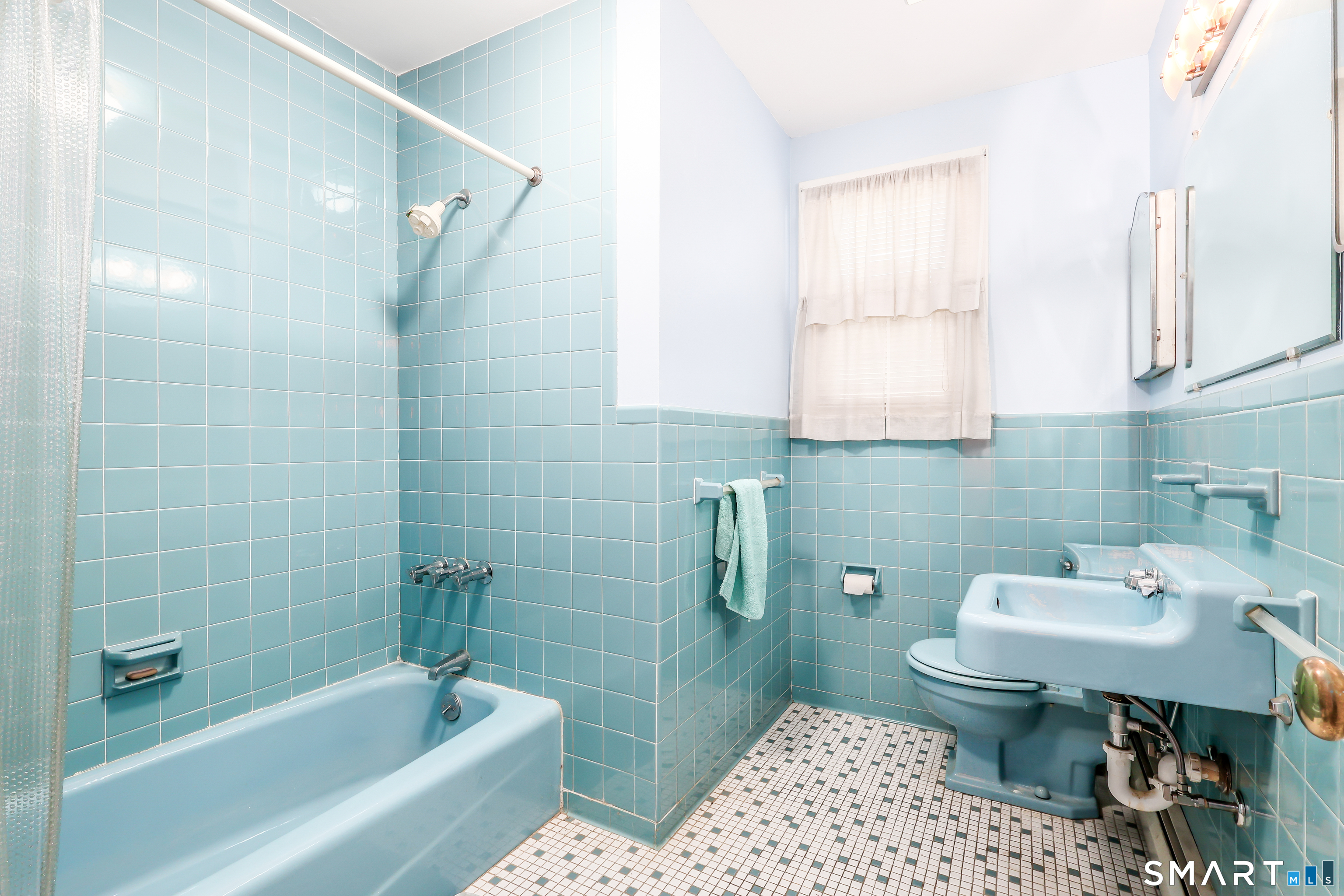 124 Chestnut Hill Road Trumbull, CT 06611 - Photo 30 of 38 Gallery Image 30
