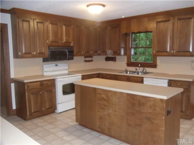 11924 Appaloosa Run East Raleigh, NC 27613 - Photo 9 of 20 Large kitchen 15.3 x 10.9 with island ready for a lot of pots and pans! Kitchen