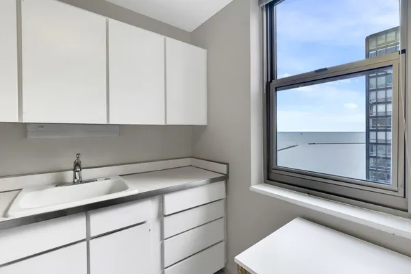 $189,000 | 253 East Delaware Place, Unit 22B, Chicago, IL 60611