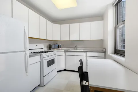 $189,000 | 253 East Delaware Place, Unit 22B, Chicago, IL 60611