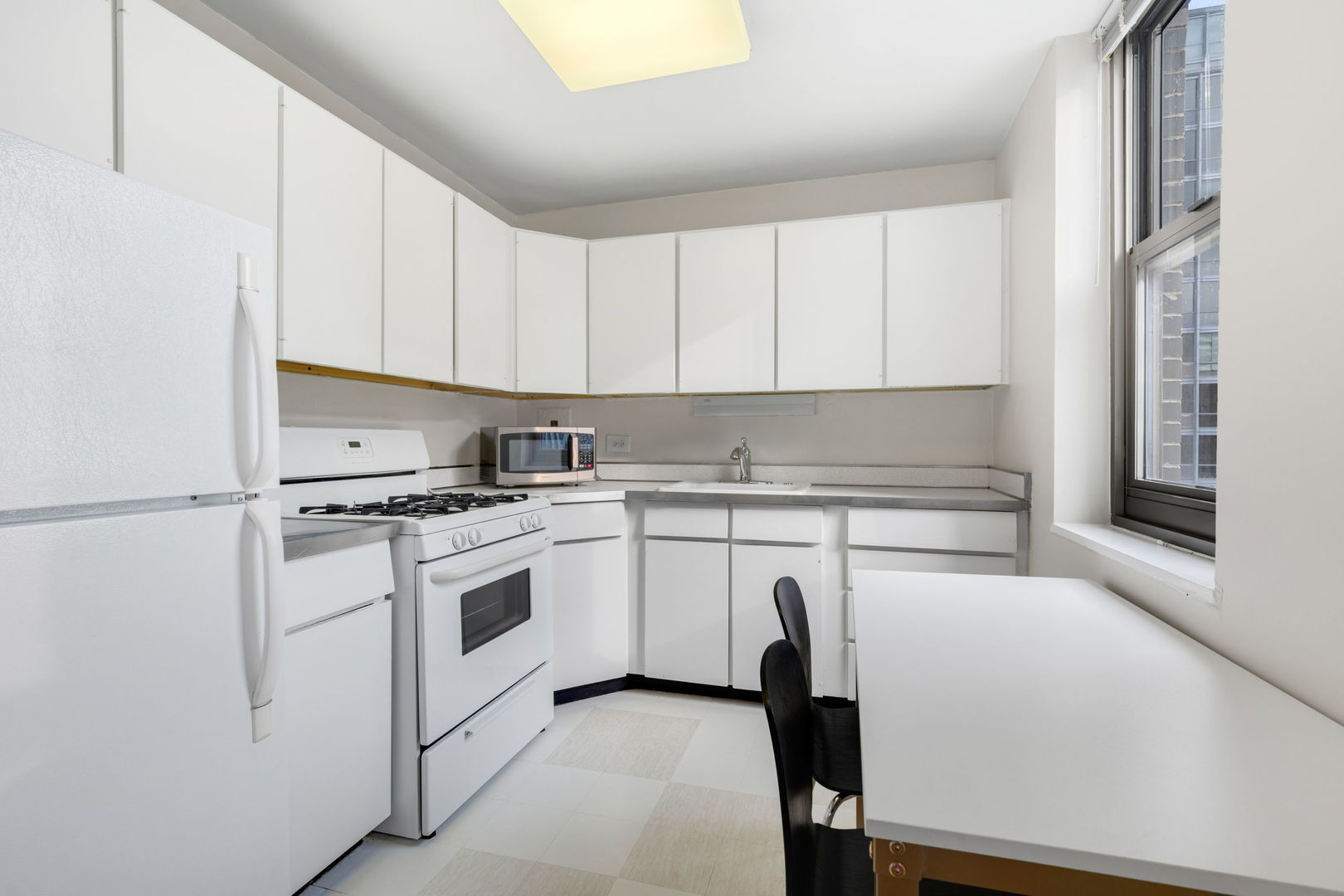 253 East Delaware Place, Unit 22B Chicago, IL 60611 - Photo 8 of 16