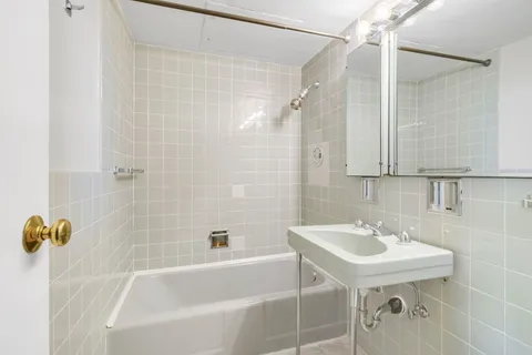 $189,000 | 253 East Delaware Place, Unit 22B, Chicago, IL 60611