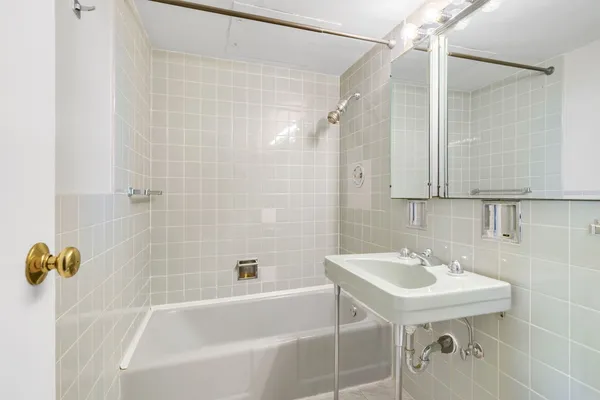 $189,000 | 253 East Delaware Place, Unit 22B, Chicago, IL 60611