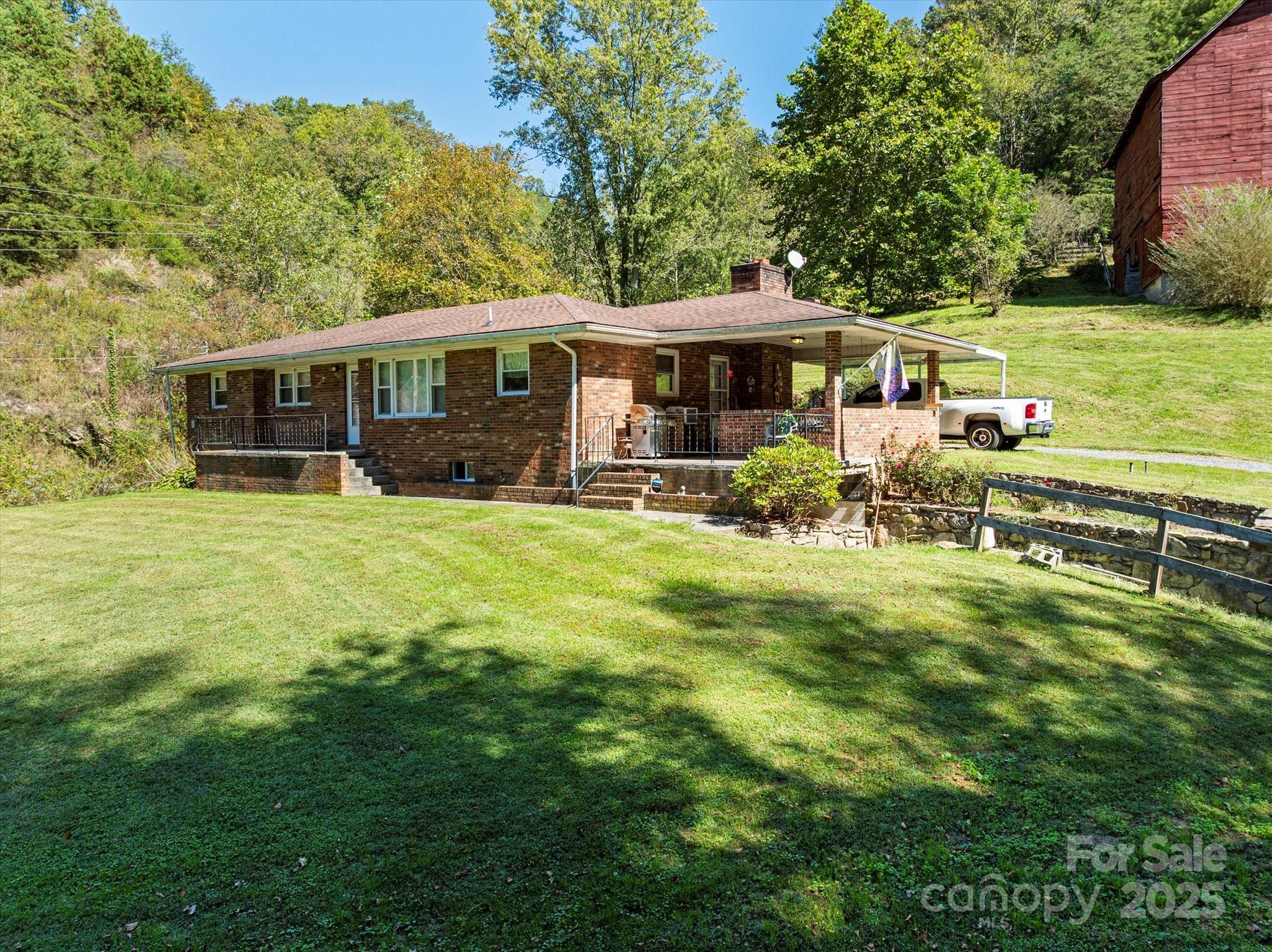 a view of a house with a yard