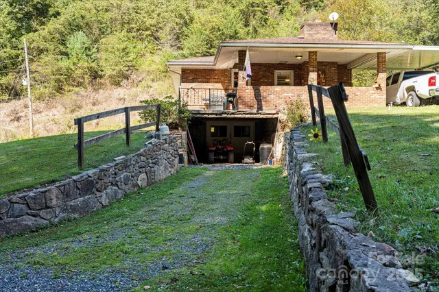 a view of a house with backyard and porch