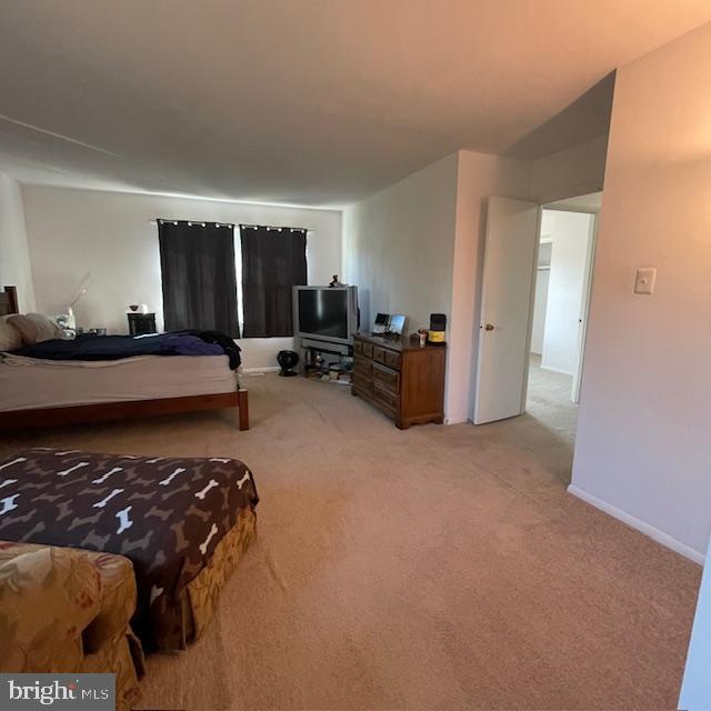 18812 Jade Court Gaithersburg, MD 20879 - Photo 11 of 27 a bed room with furniture and a window