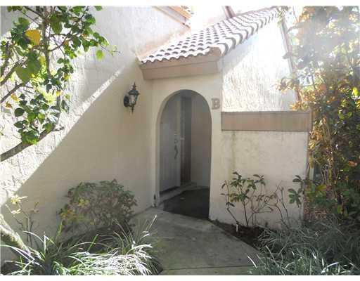 5641 Coach House Circle, Unit B Boca Raton, FL 33486 - Photo 3 of 8 Exterior Front