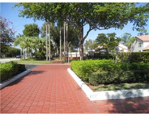 5641 Coach House Circle, Unit B Boca Raton, FL 33486 - Photo 6 of 8 Exterior Front