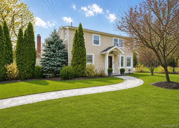 $800,000 | 427 Vanderbilt Boulevard, Oakdale, NY 11769
