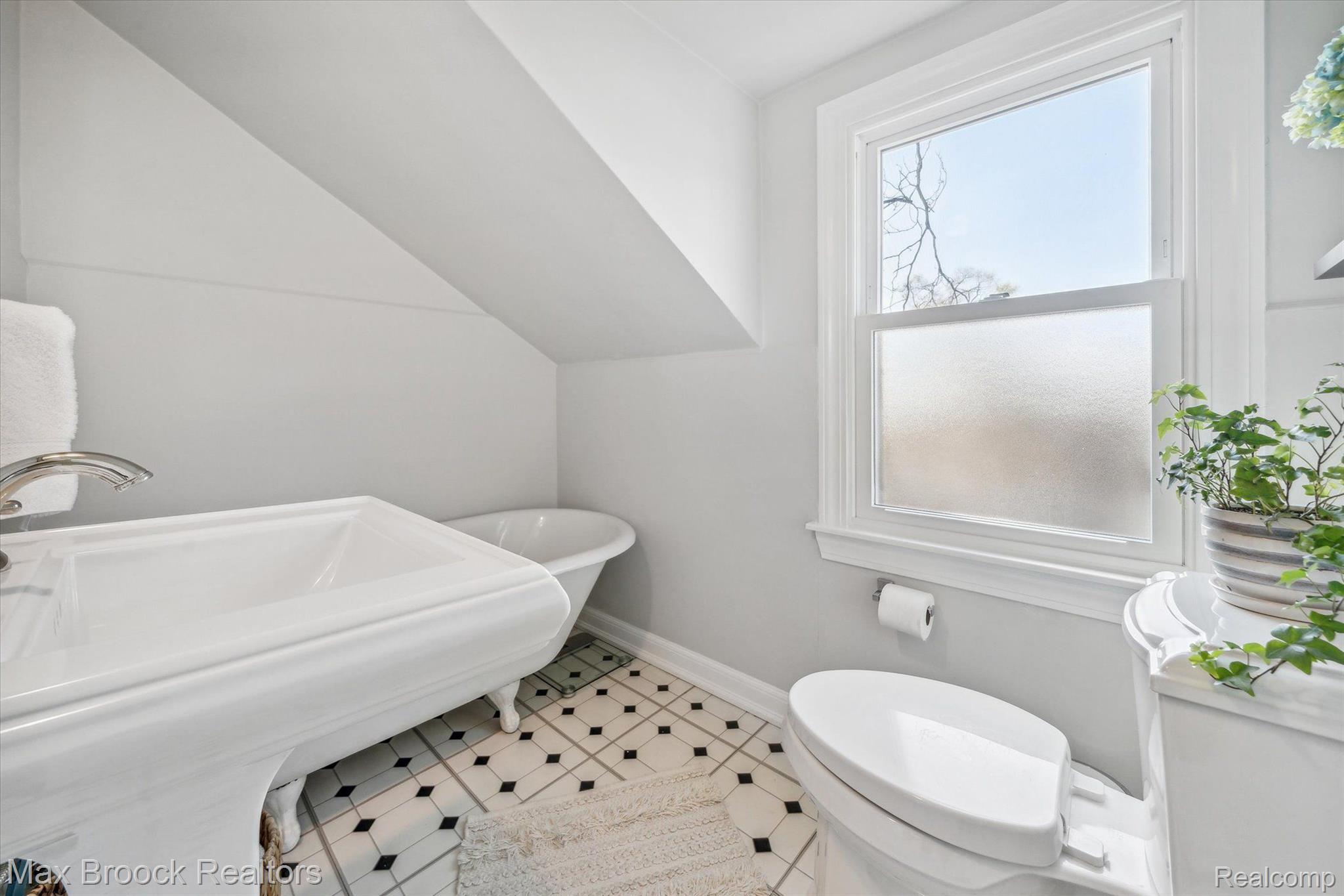 2862 Cumberland Road Berkley, MI 48072 - Photo 19 of 41 Bathroom 1