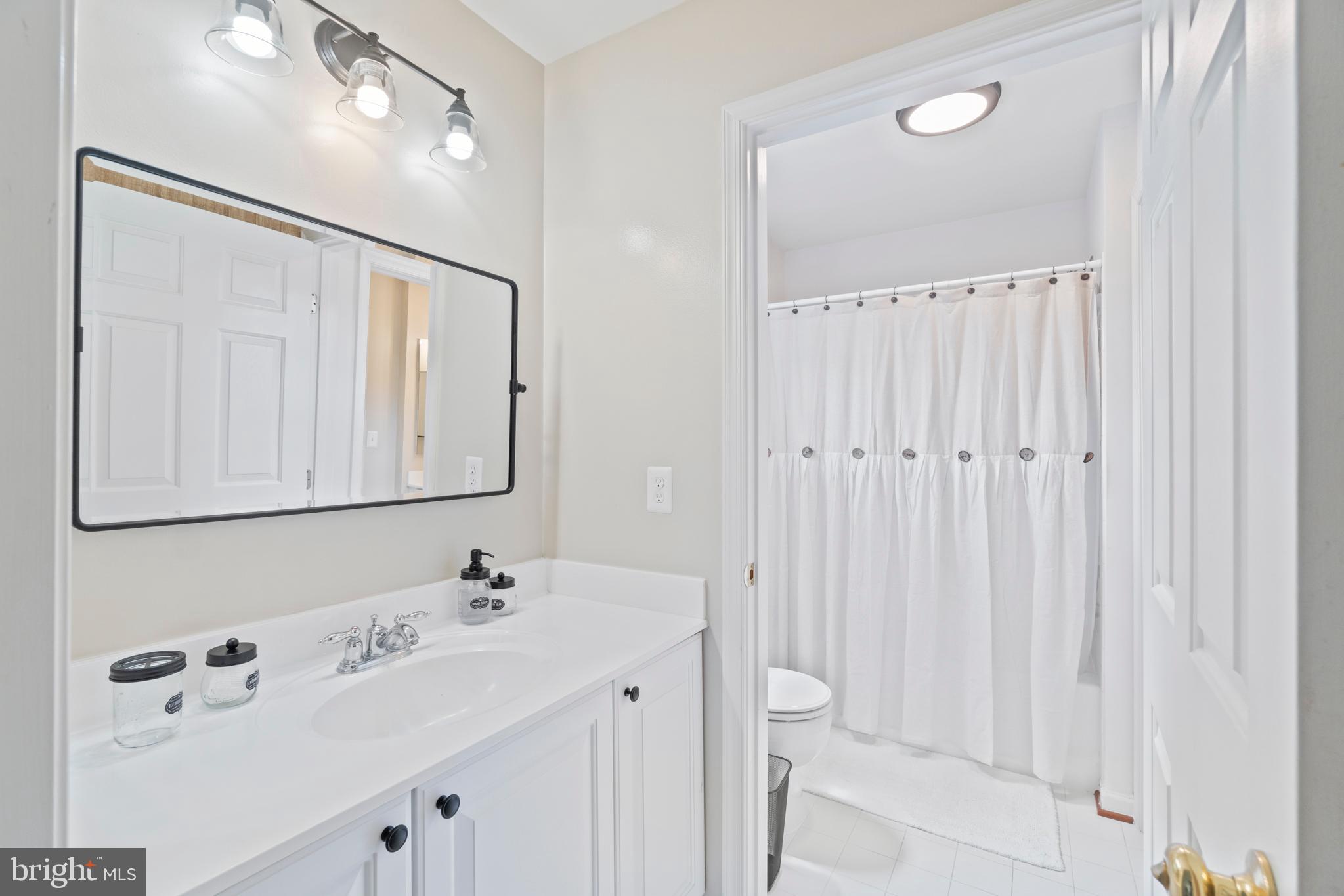 4650 Spring Run Road Warrenton, VA 20187 - Photo 35 of 58 Jack & Jill Bathroom 3