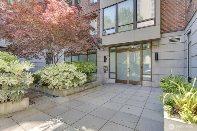 $407,950 | 4547 8th Avenue Northeast, Unit 204, Seattle, WA 98105