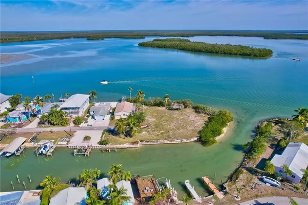 $899,000 | 105 Bayshore Way, Goodland, FL 34140