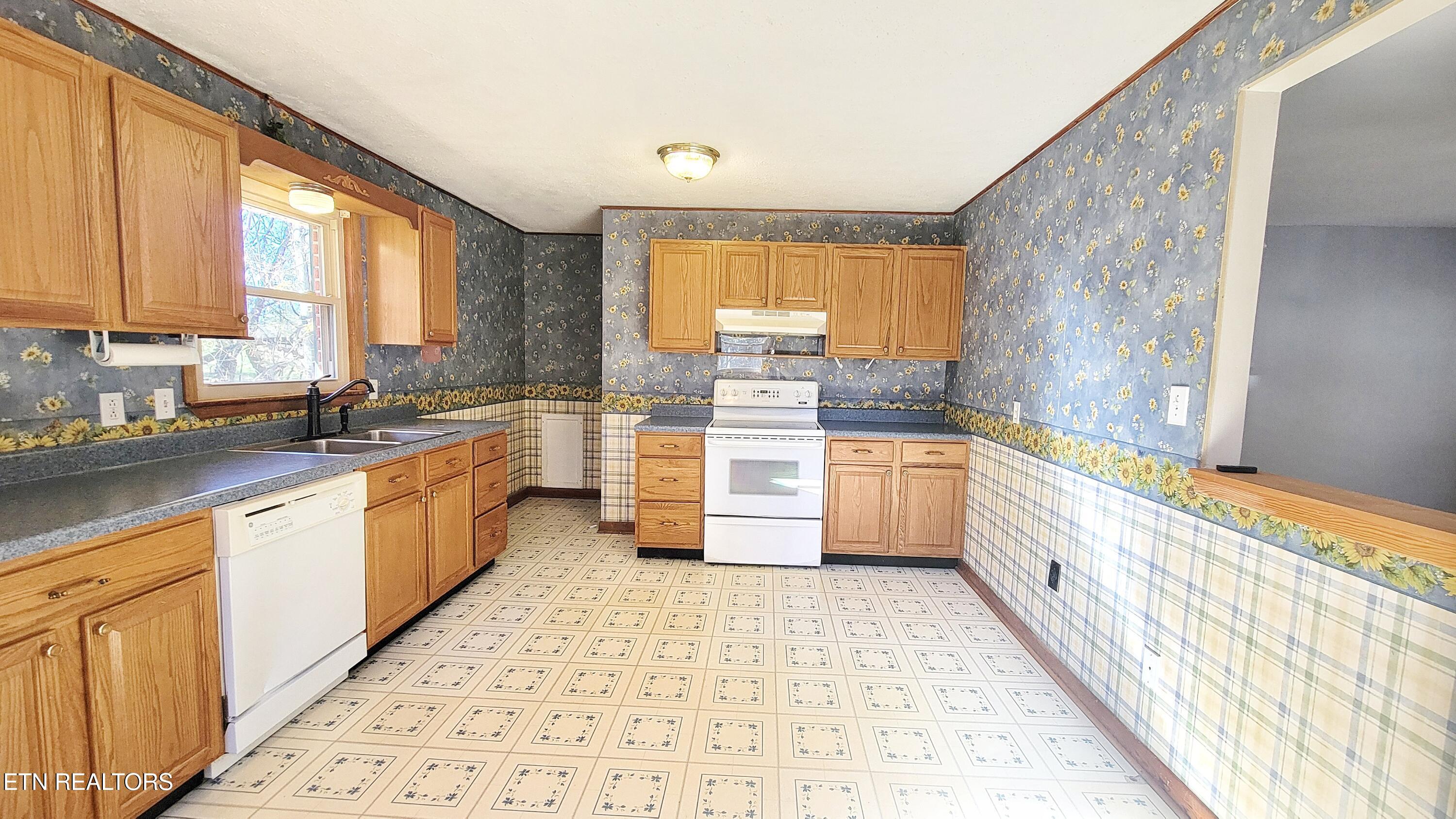 35 McDonald Road Midway, TN 37809 - Photo 8 of 30 LARGE CHEF'S KITCHEN