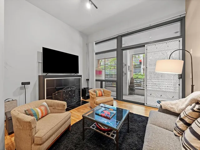 $3,900 | 211 East Ohio Street, Unit 307, Chicago, IL 60611