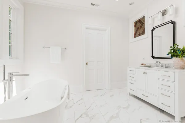 $4,995,000 | 1421 Oenoke Ridge, New Canaan, CT 06840