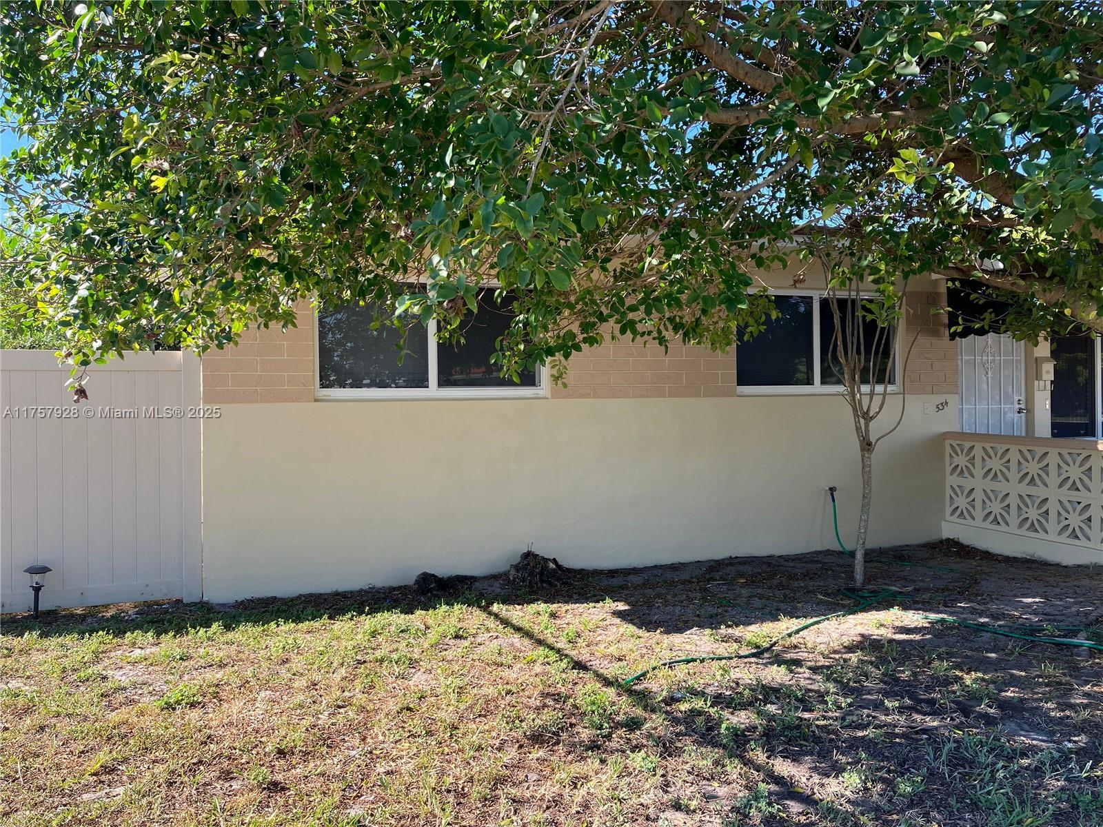 534 West 53rd Terrace Hialeah, FL 33012 - Photo 32 of 34 a backyard of a house