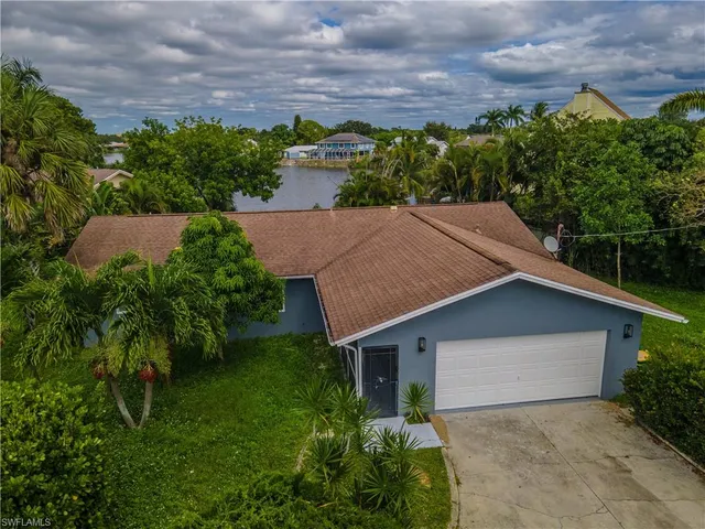 a aerial view of house with yard and green space