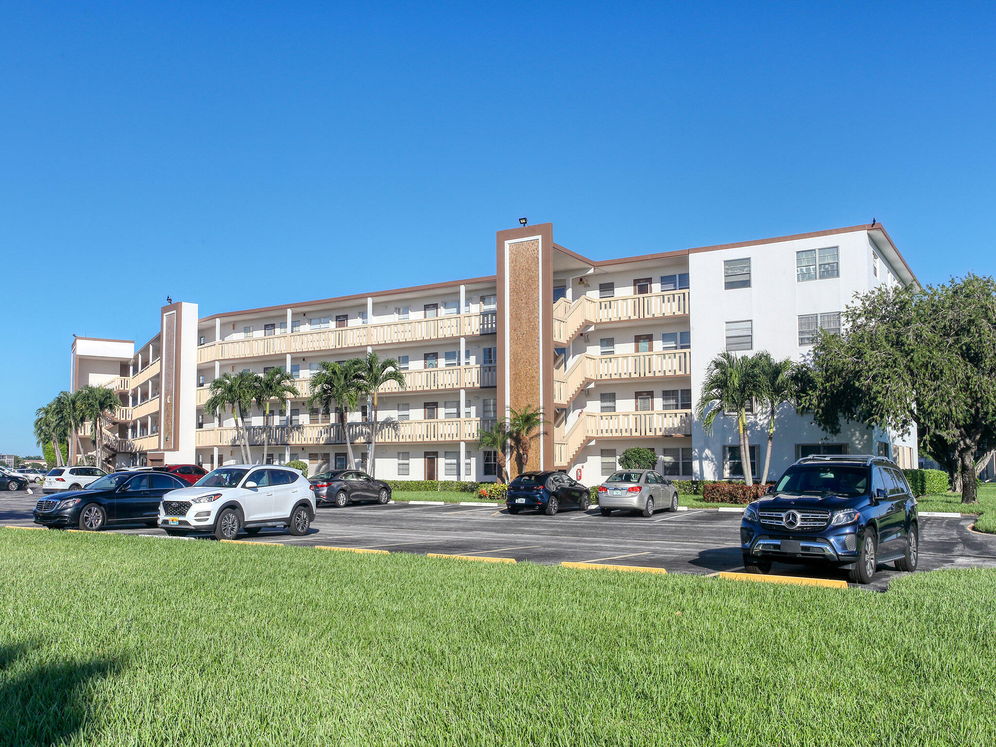 3047 Guildford East, Unit C Boca Raton, FL 33434 - Photo 2 of 50 EXTERIOR