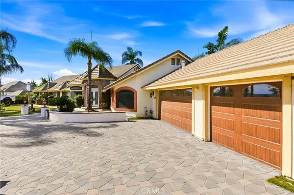 a view of a house with a yard and garage
