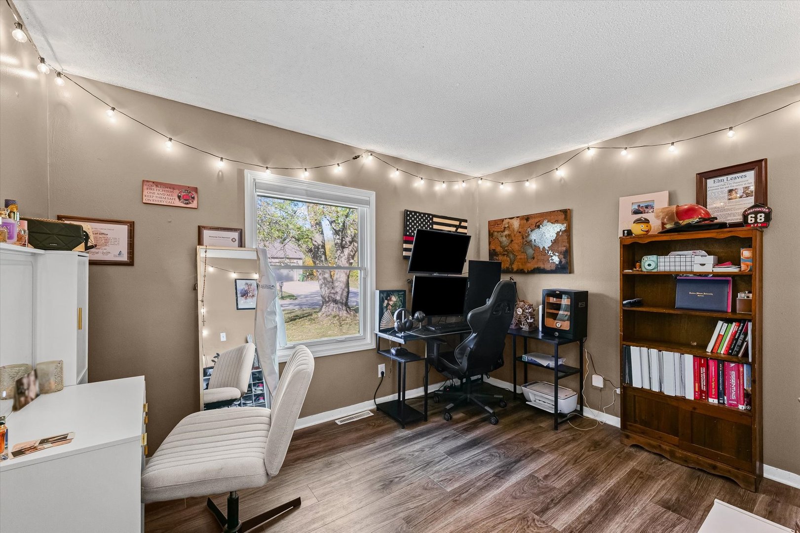 1715 Phillippe Drive Mahomet, IL 61853 - Photo 20 of 30 a view of a livingroom with furniture and a bookshelf