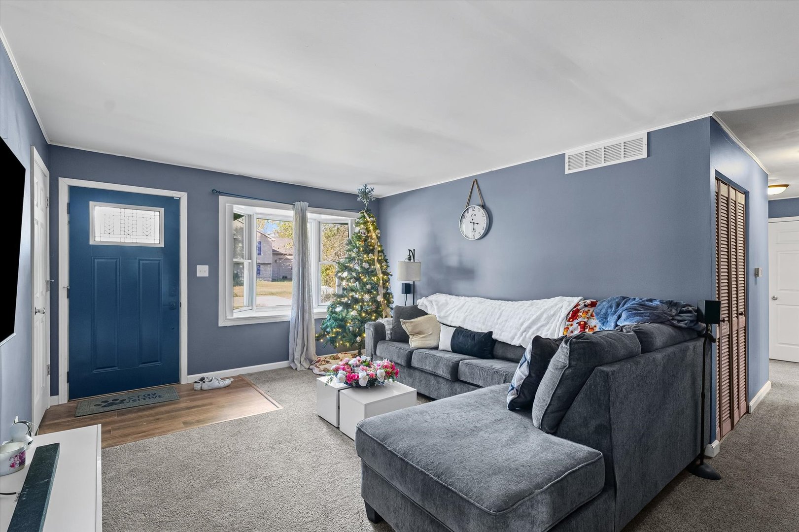 1715 Phillippe Drive Mahomet, IL 61853 - Photo 5 of 30 a living room with furniture and a window