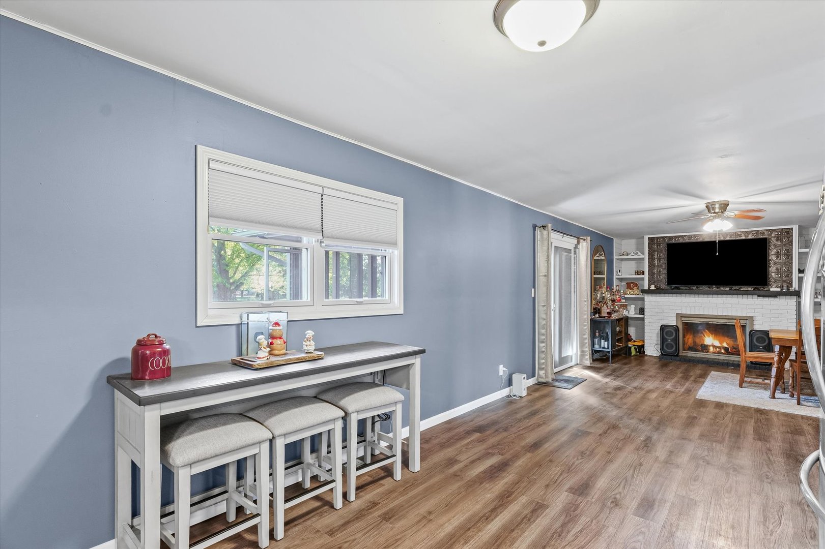 1715 Phillippe Drive Mahomet, IL 61853 - Photo 10 of 30 a living room with furniture and a flat screen tv
