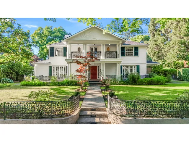 $2,250,000 | 629 Southeast St Andrews Drive, Portland, OR 97202